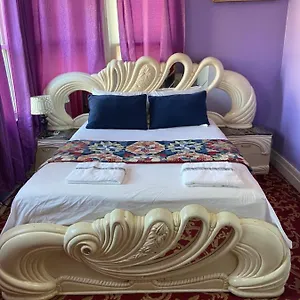 A Lavish In Queens Guest house